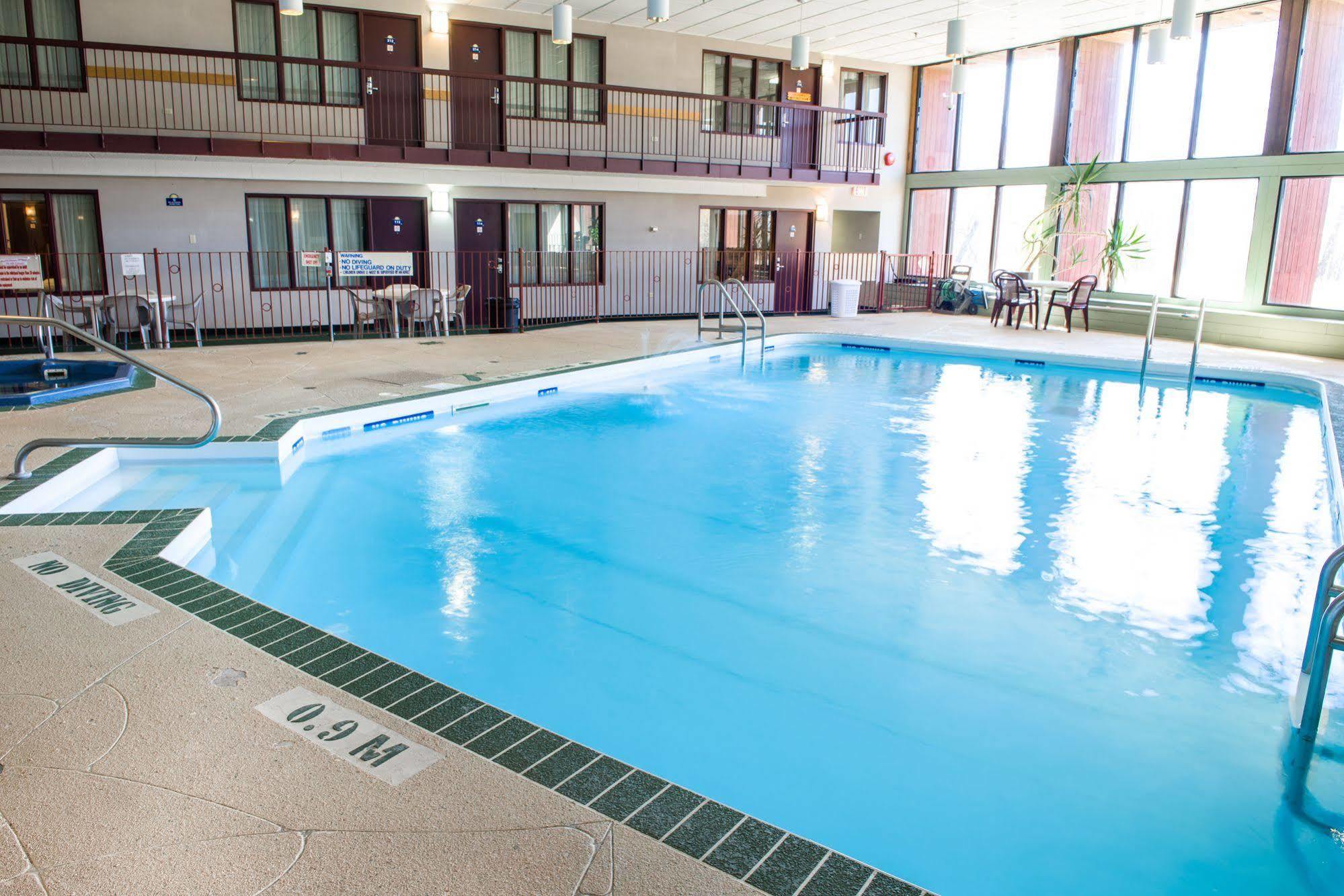 Howard Johnson By Wyndham Portage La Prairie Exterior foto